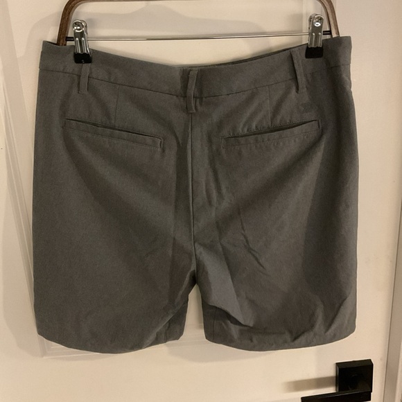 All In Motion - Flat Front Gray Golf Chino Shorts - Men’s Size 34 - Picture 4 of 11